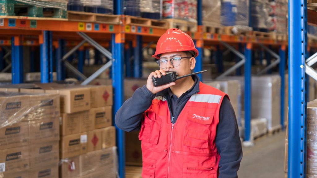 Supervisor logístico revisando documentación en operación de transporte y gestión de sustancias peligrosas.